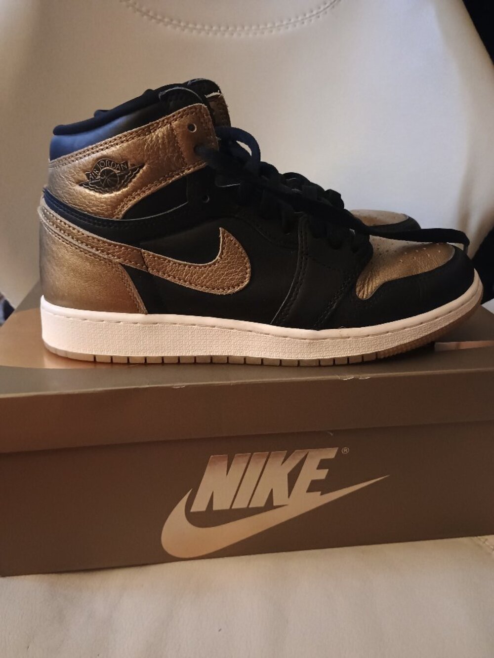 Air Jordan 1 retro high Black metallic gold boys 6.5 like new